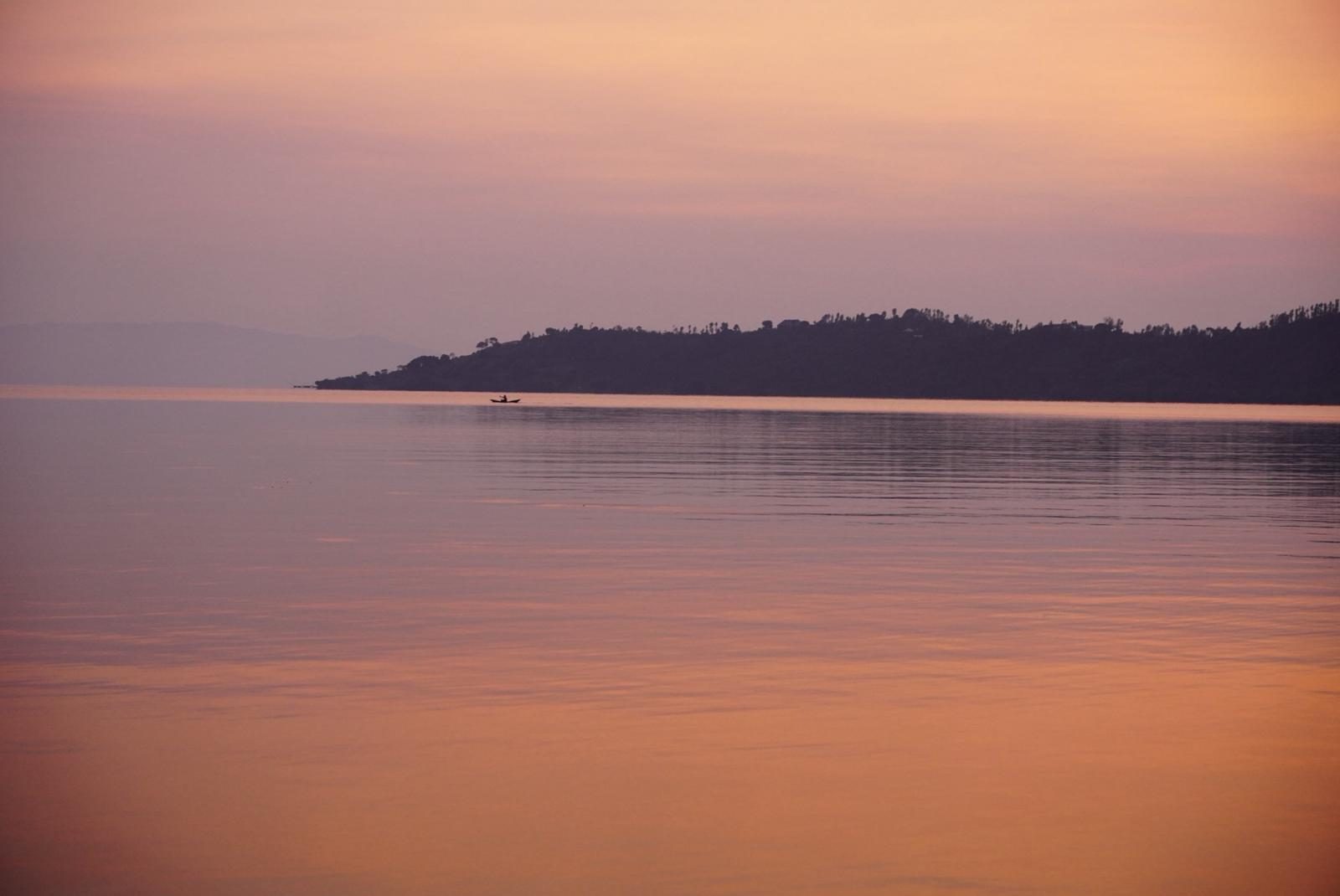 Een kajakker op Lake Kivu bij zonsopgang