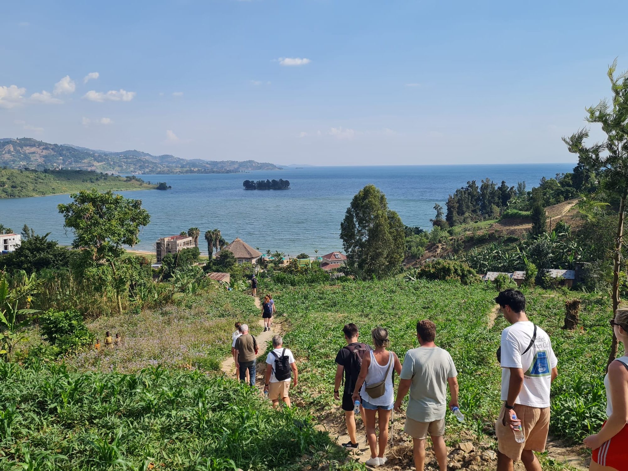 Reizigers wandelen een pad af richting Lake Kivu