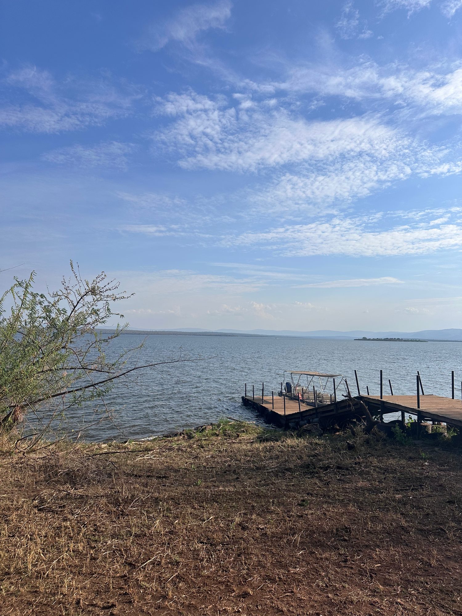 Houten steiger met een boot aan Lake Ihema in Akagera