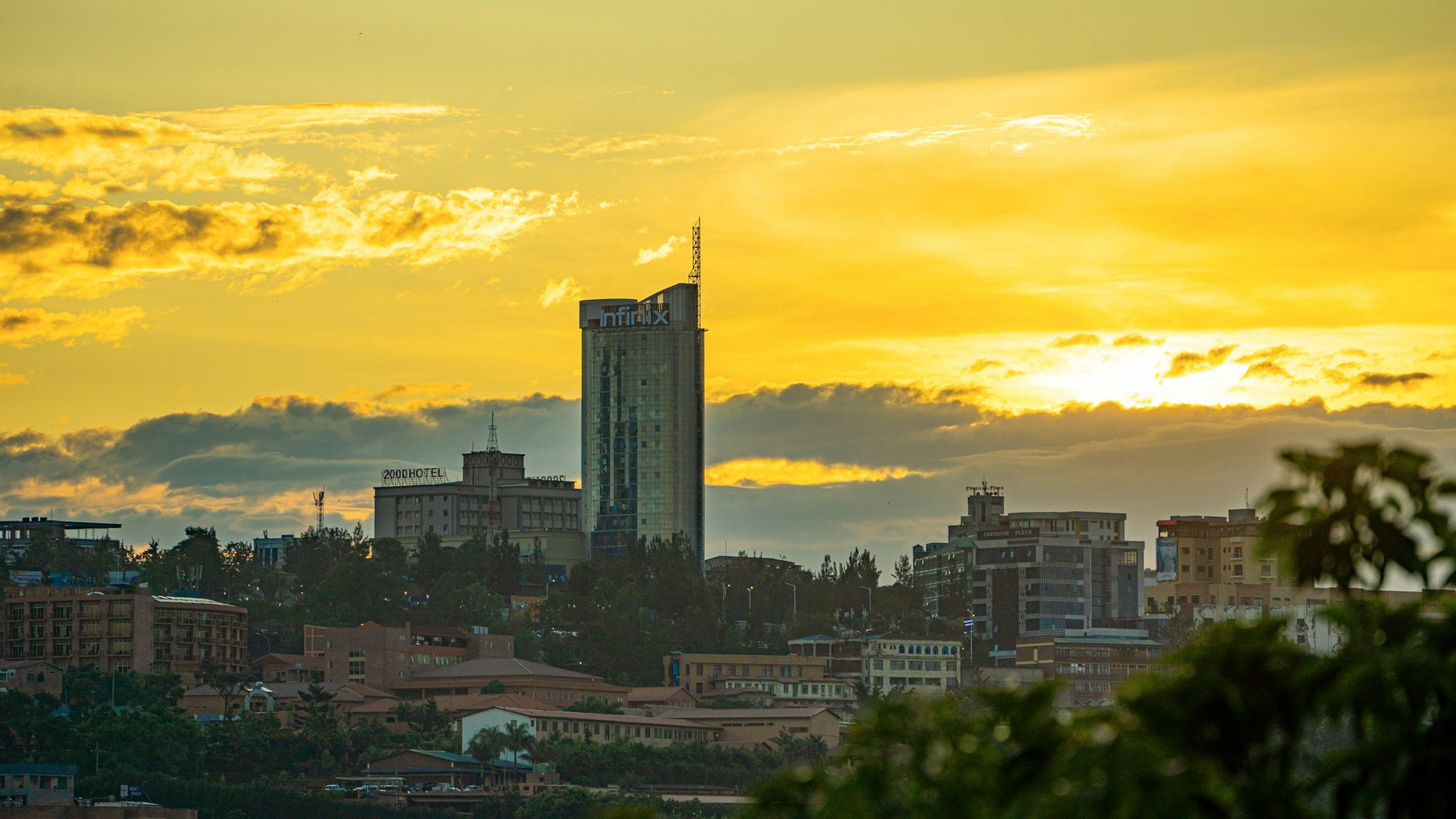 De skyline van Kigali bij zonsondergang