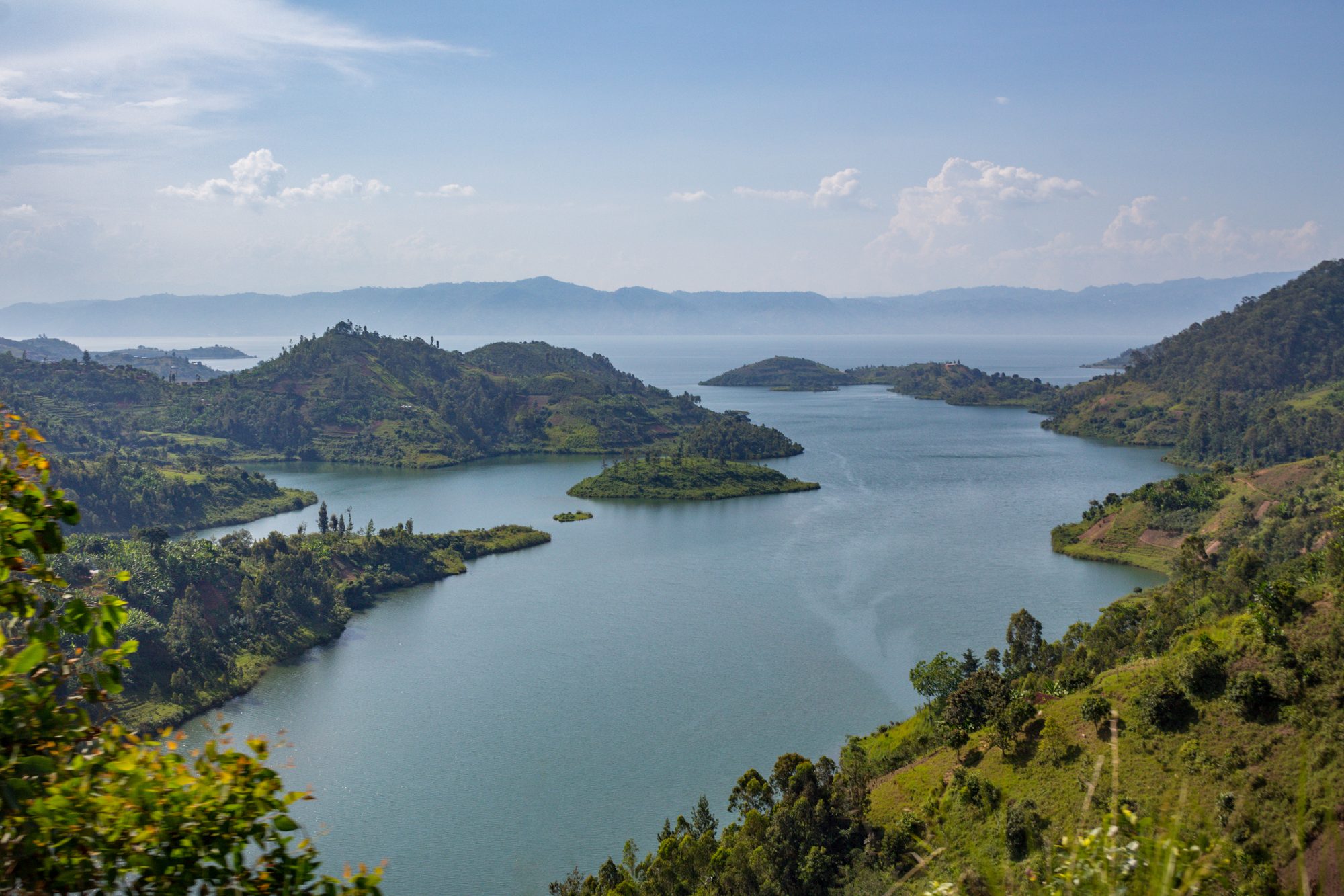 Lake Kivu met eilandjes tussen de groene heuvels